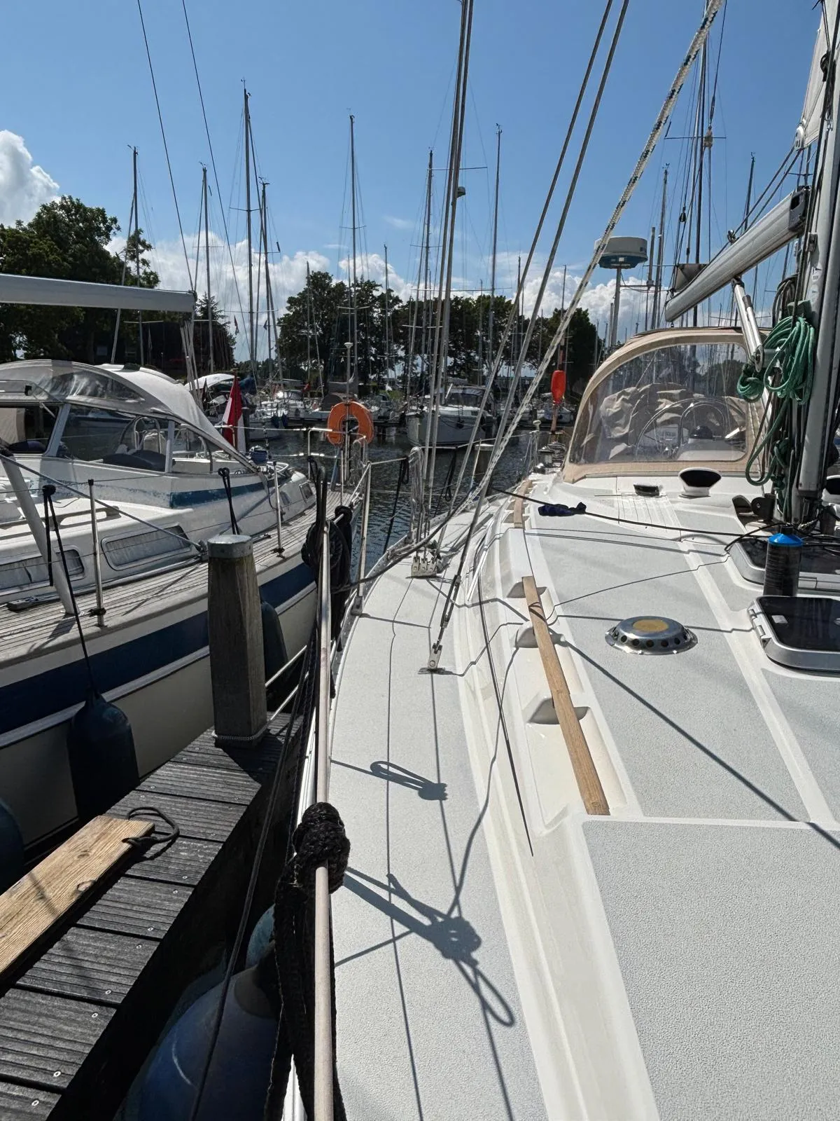 Jacht in jachthaven klaar voor onderhoud
