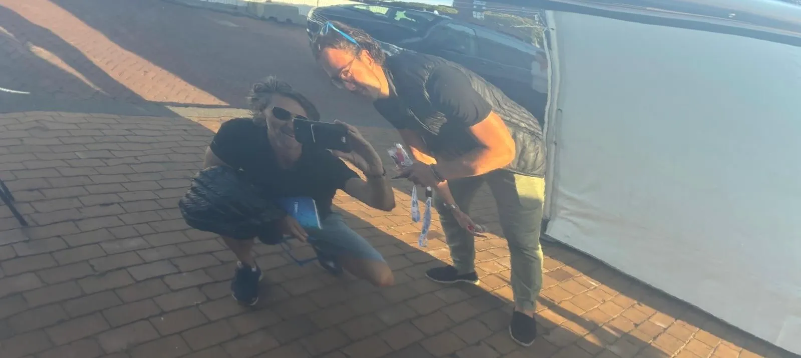 Het Boatglow team aan het werk, weerspiegeld in een glanzende bootromp